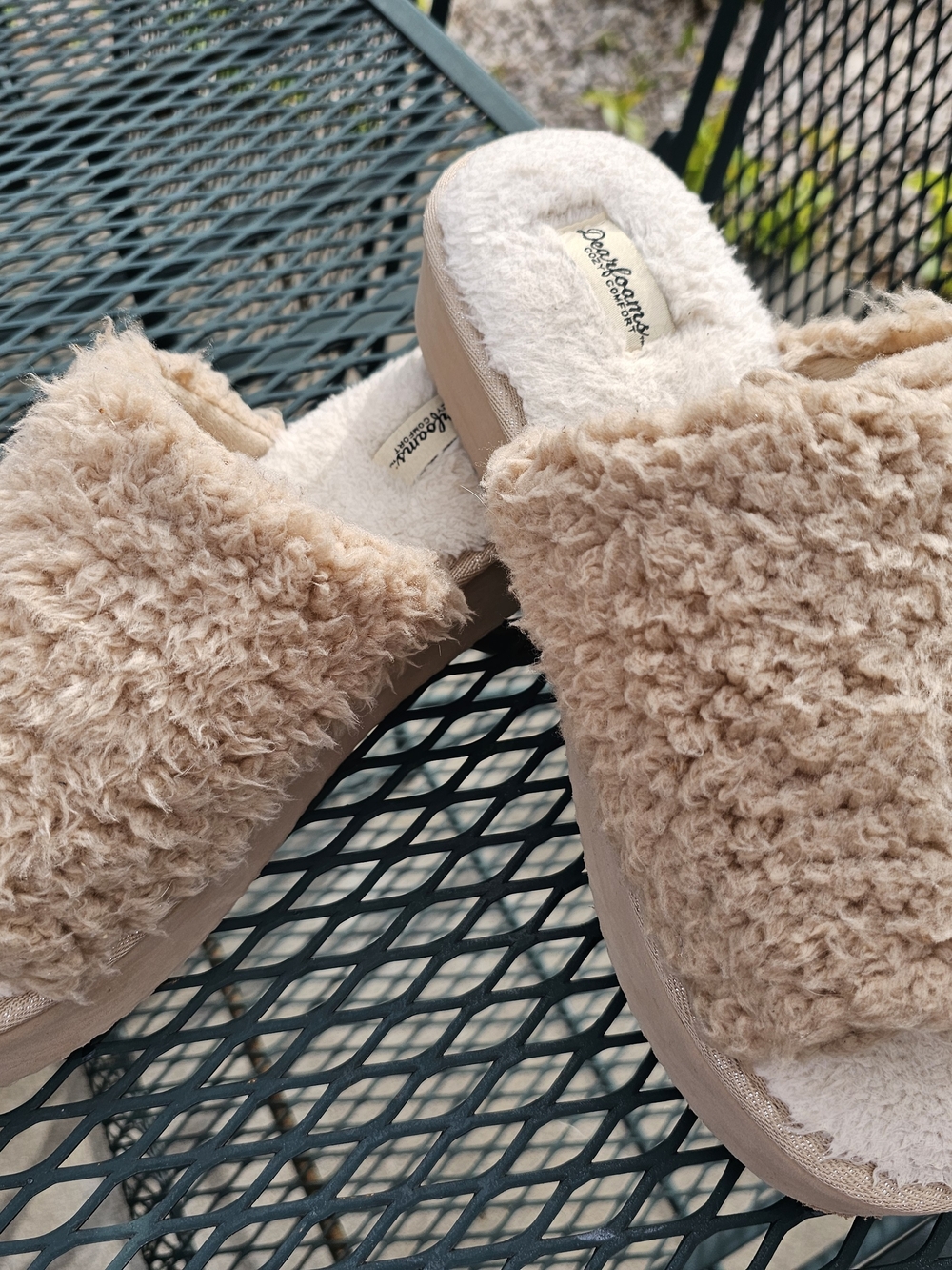 Dearfoams Women’s Plush Slide Slippers in Beige